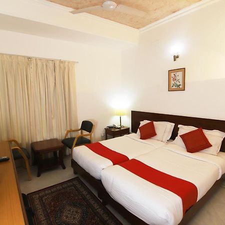 Hotel Palm Greens Ню Делхи Екстериор снимка