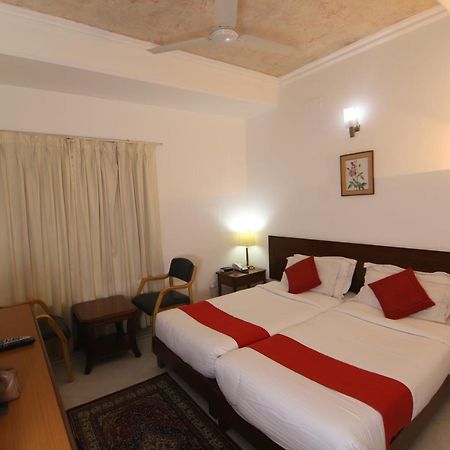 Hotel Palm Greens Ню Делхи Екстериор снимка