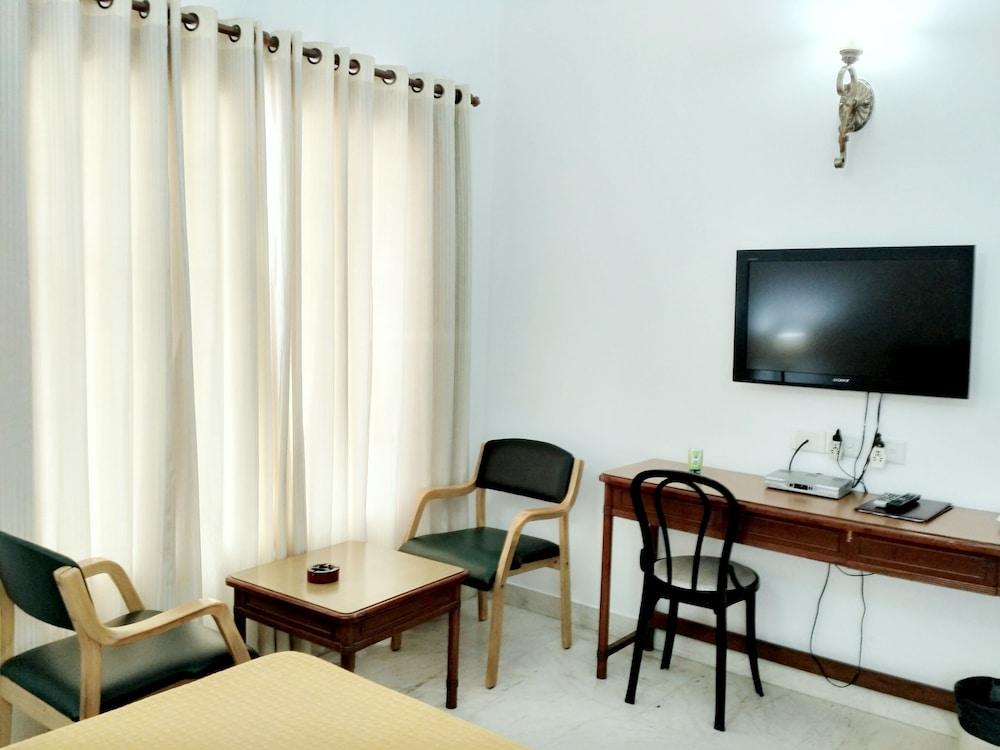 Hotel Palm Greens Ню Делхи Екстериор снимка