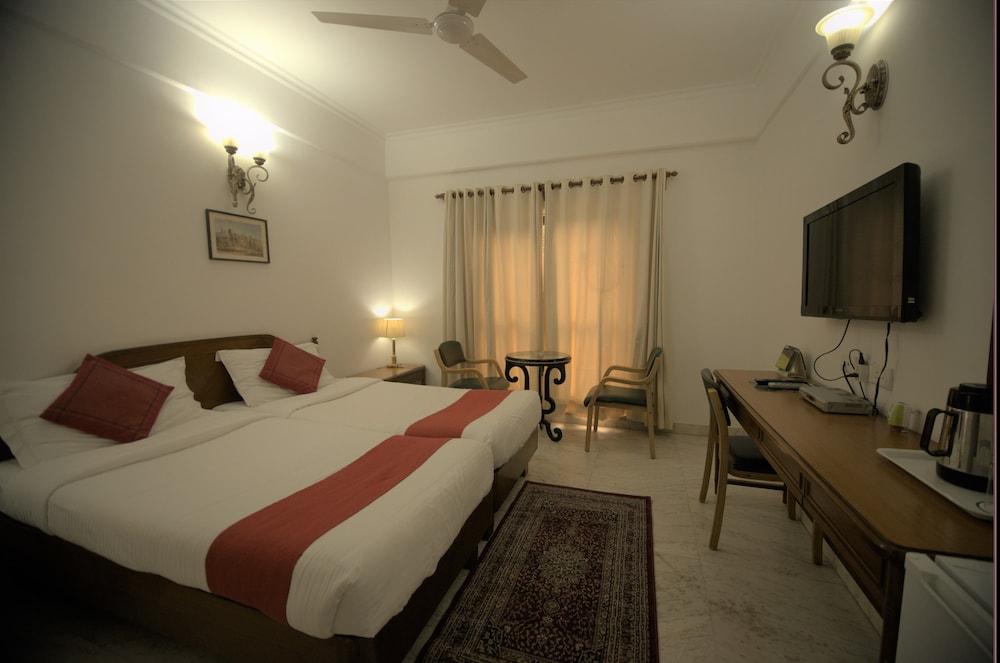 Hotel Palm Greens Ню Делхи Екстериор снимка