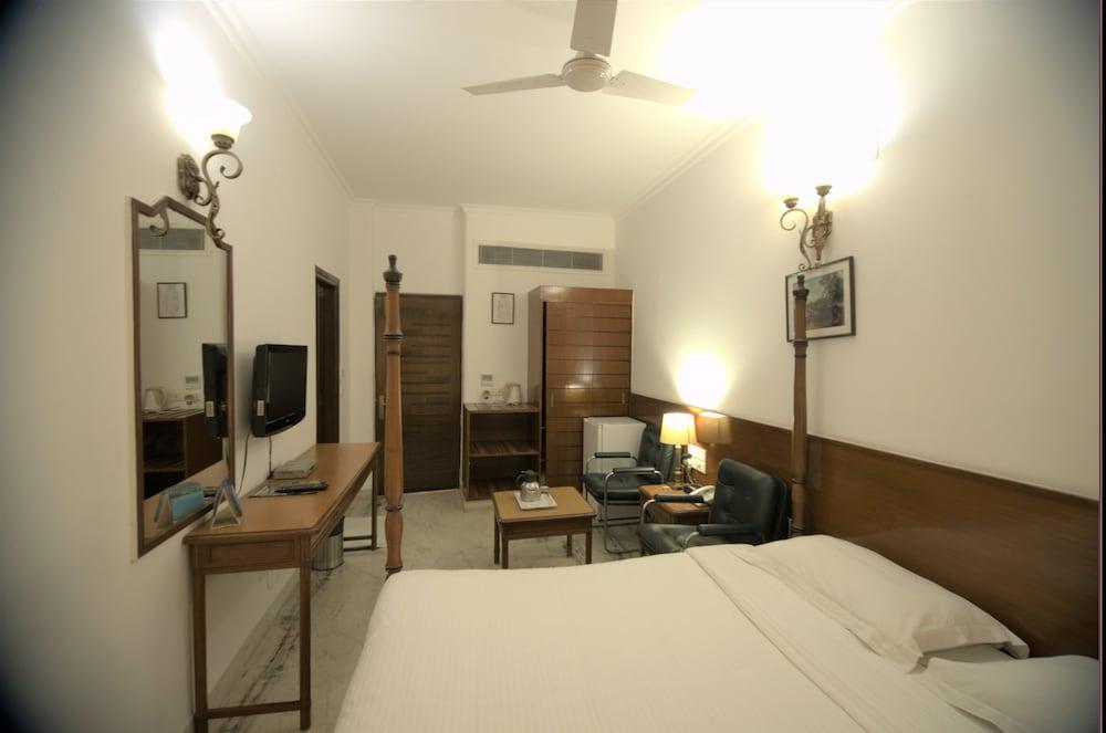 Hotel Palm Greens Ню Делхи Екстериор снимка
