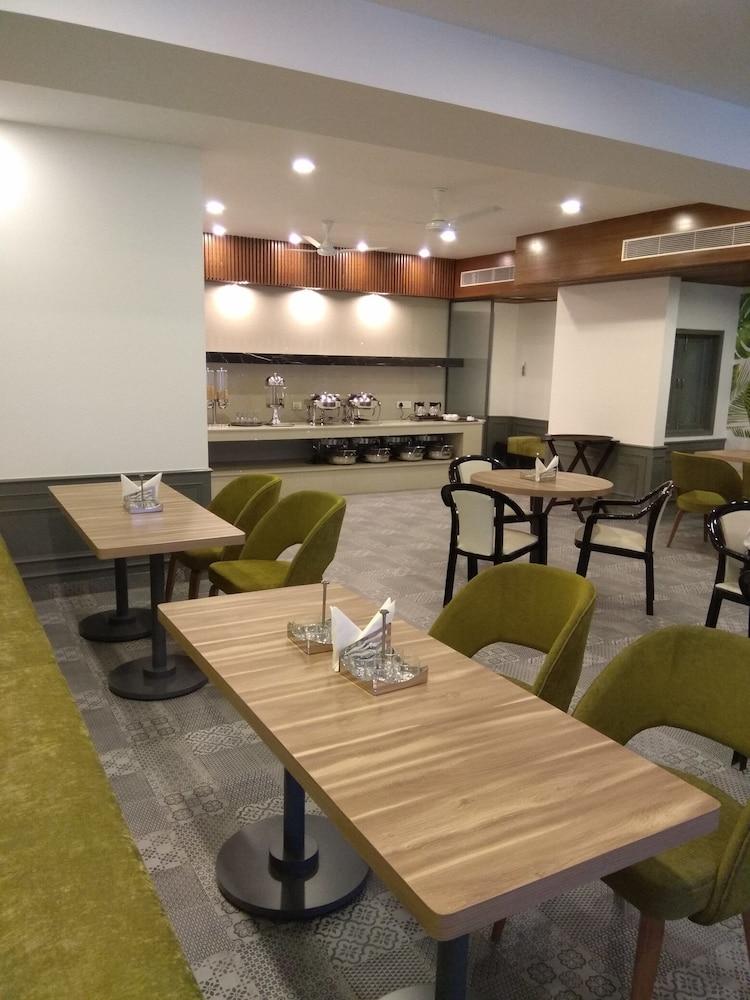 Hotel Palm Greens Ню Делхи Екстериор снимка