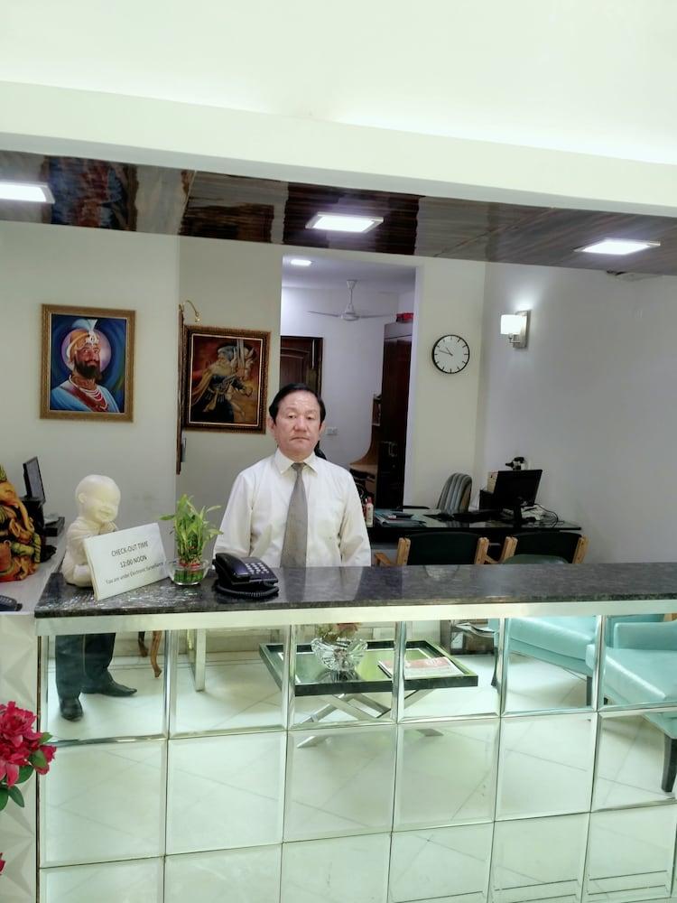 Hotel Palm Greens Ню Делхи Екстериор снимка