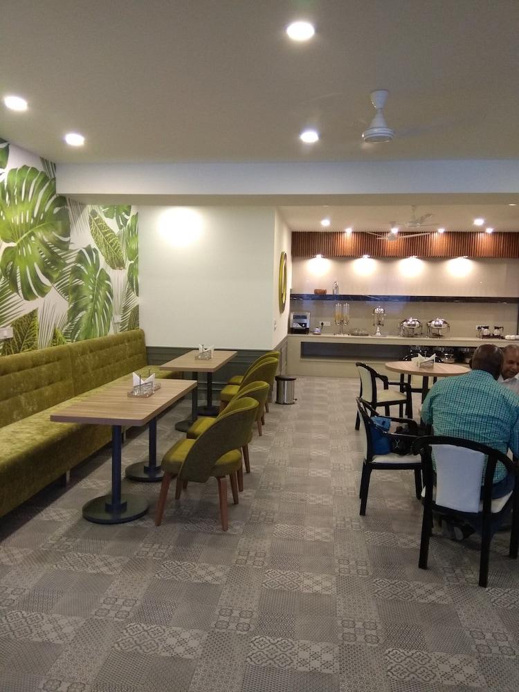 Hotel Palm Greens Ню Делхи Екстериор снимка