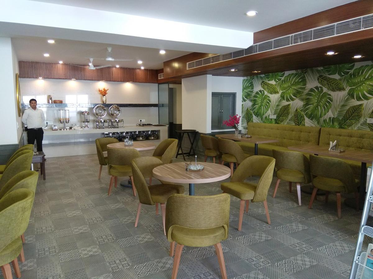 Hotel Palm Greens Ню Делхи Екстериор снимка