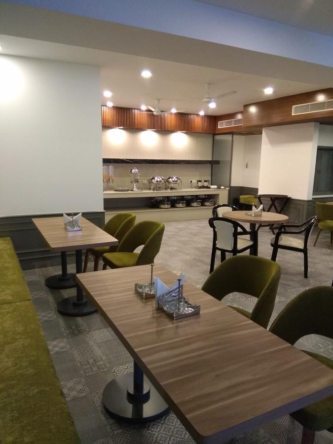 Hotel Palm Greens Ню Делхи Екстериор снимка