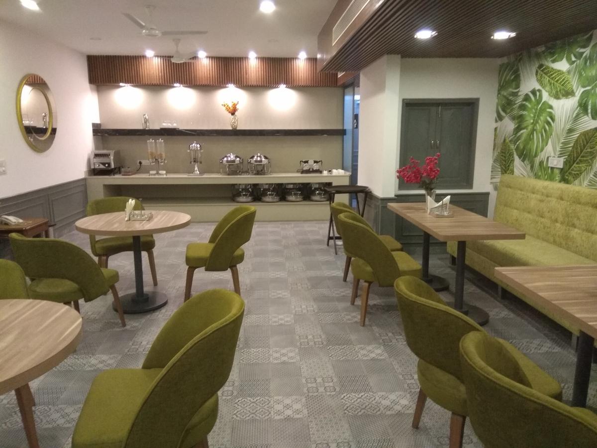Hotel Palm Greens Ню Делхи Екстериор снимка