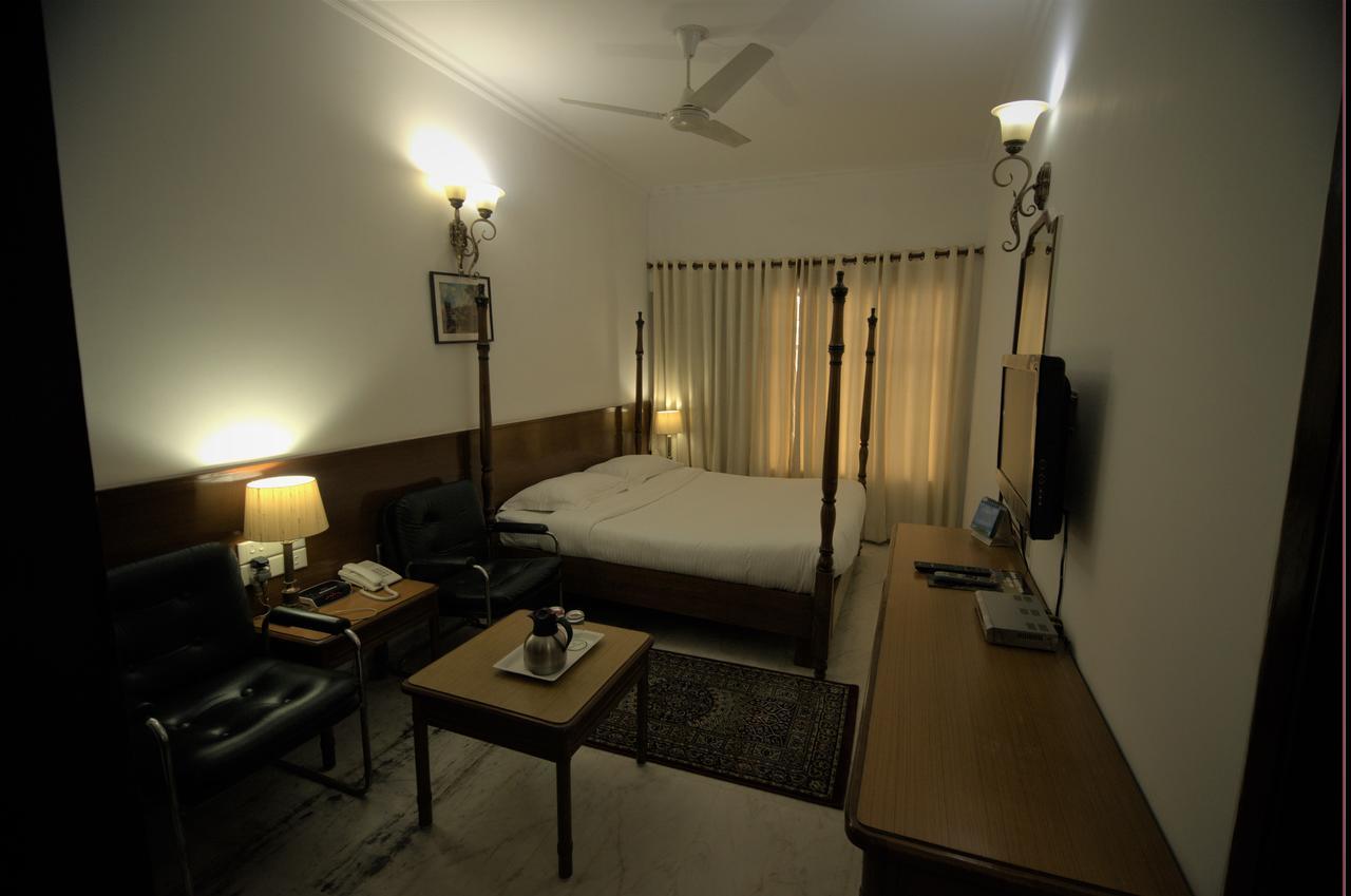 Hotel Palm Greens Ню Делхи Екстериор снимка