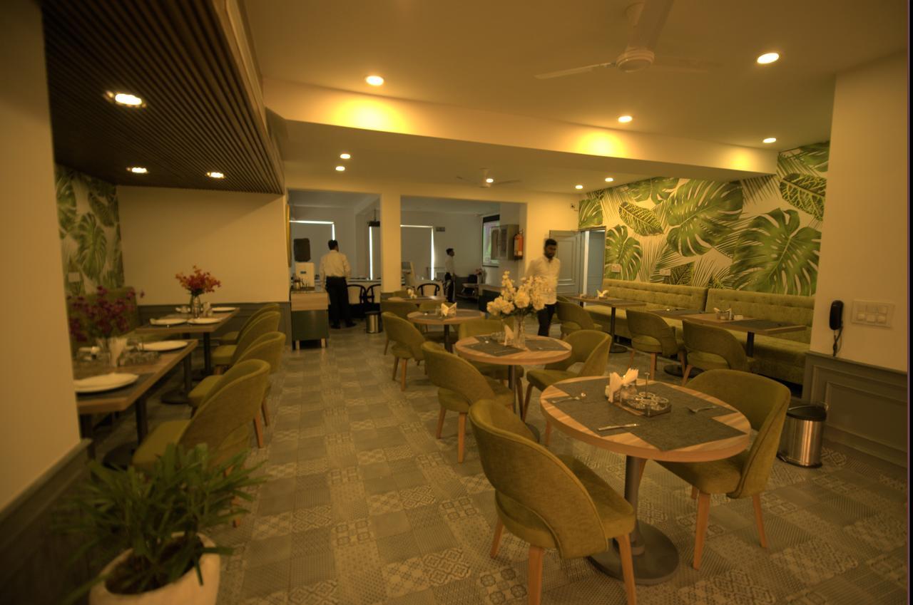Hotel Palm Greens Ню Делхи Екстериор снимка