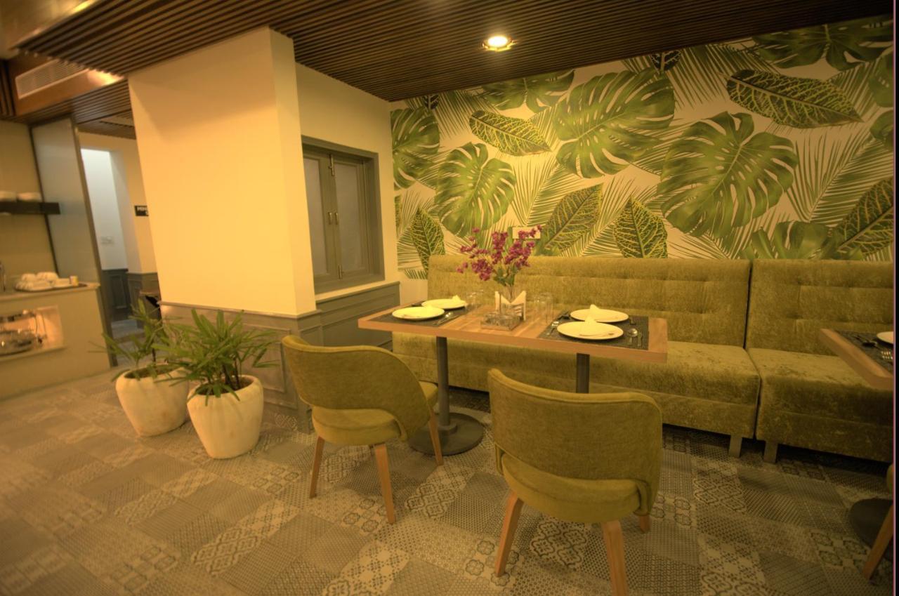 Hotel Palm Greens Ню Делхи Екстериор снимка