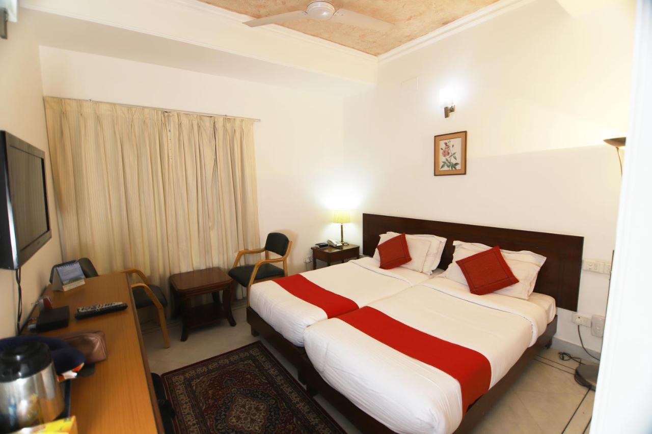 Hotel Palm Greens Ню Делхи Екстериор снимка