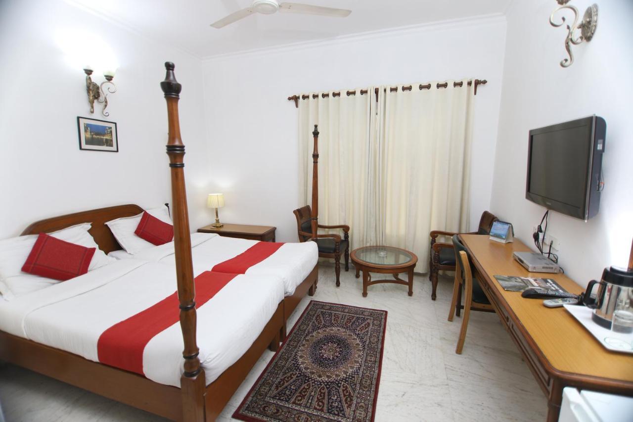 Hotel Palm Greens Ню Делхи Екстериор снимка